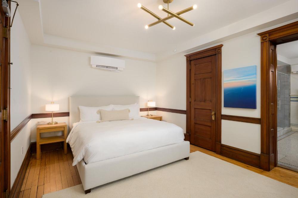 Deluxe King Room interior