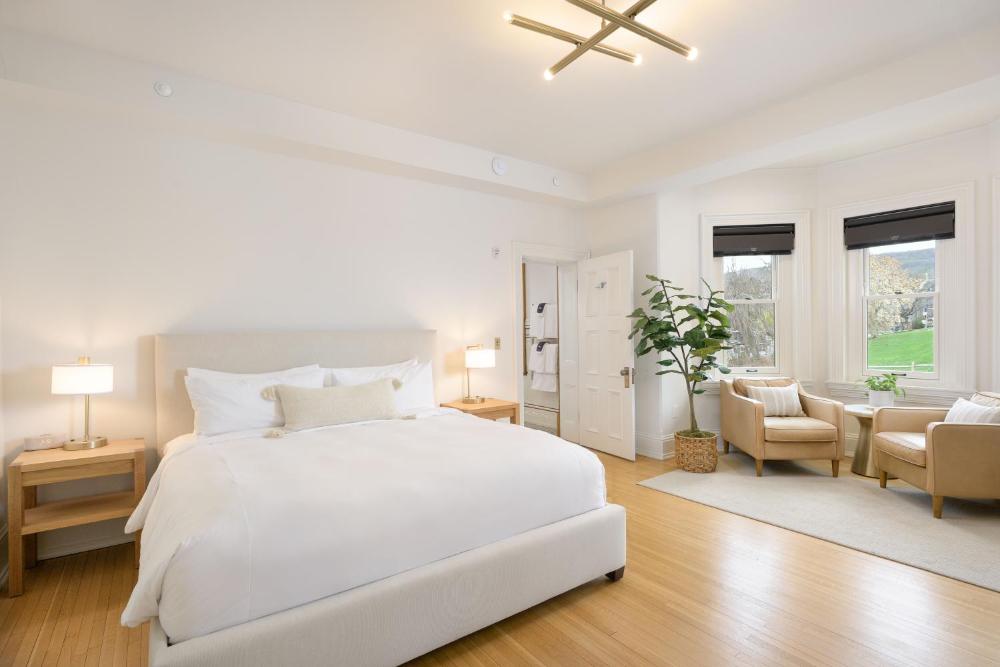 Superior King Room interior